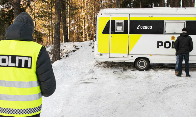 image: Stopper tilfeldige i nabolaget og spør om informasjon